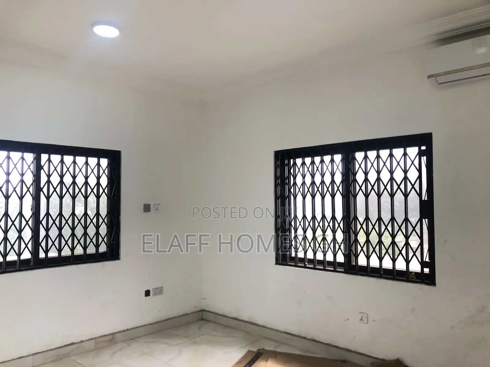 3bdrm Duplex in Elaffhomesgh, Coffee Shop Area for rent