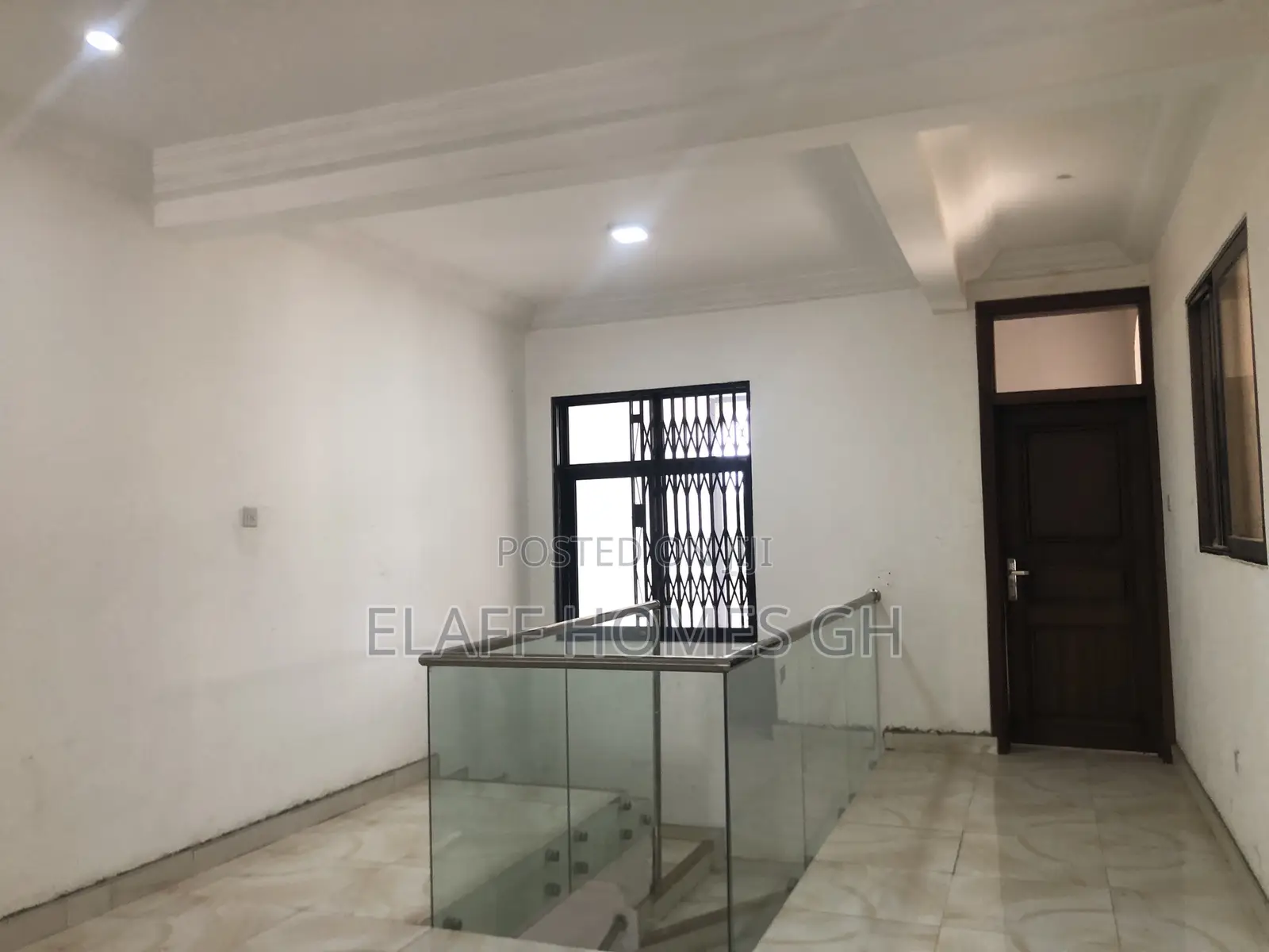 3bdrm Duplex in Elaffhomesgh, Coffee Shop Area for rent