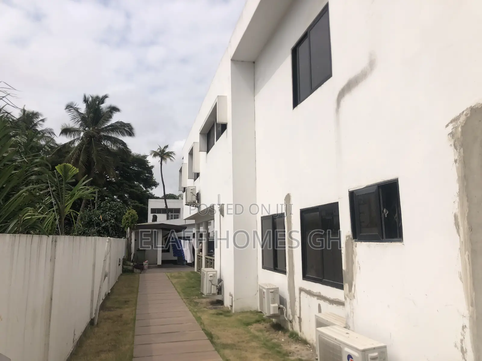 3bdrm Duplex in Elaffhomesgh, Coffee Shop Area for rent
