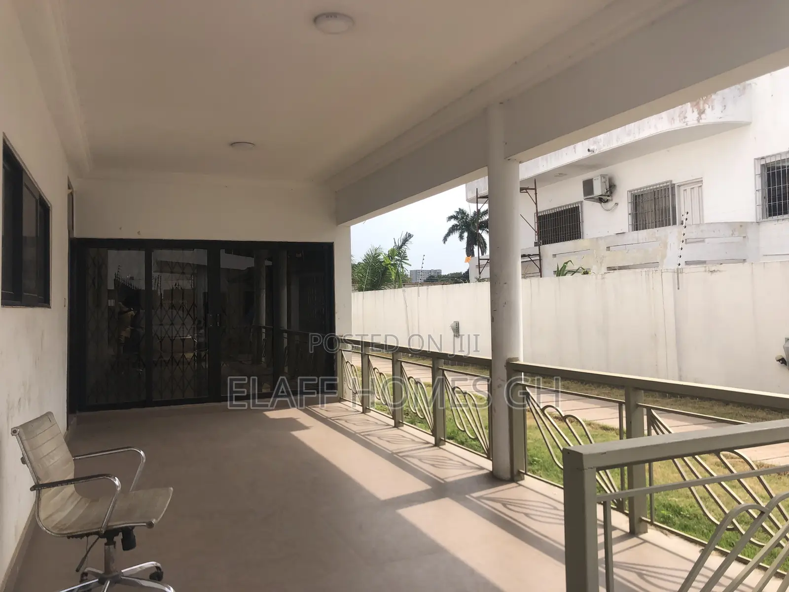3bdrm Duplex in Elaffhomesgh, Coffee Shop Area for rent