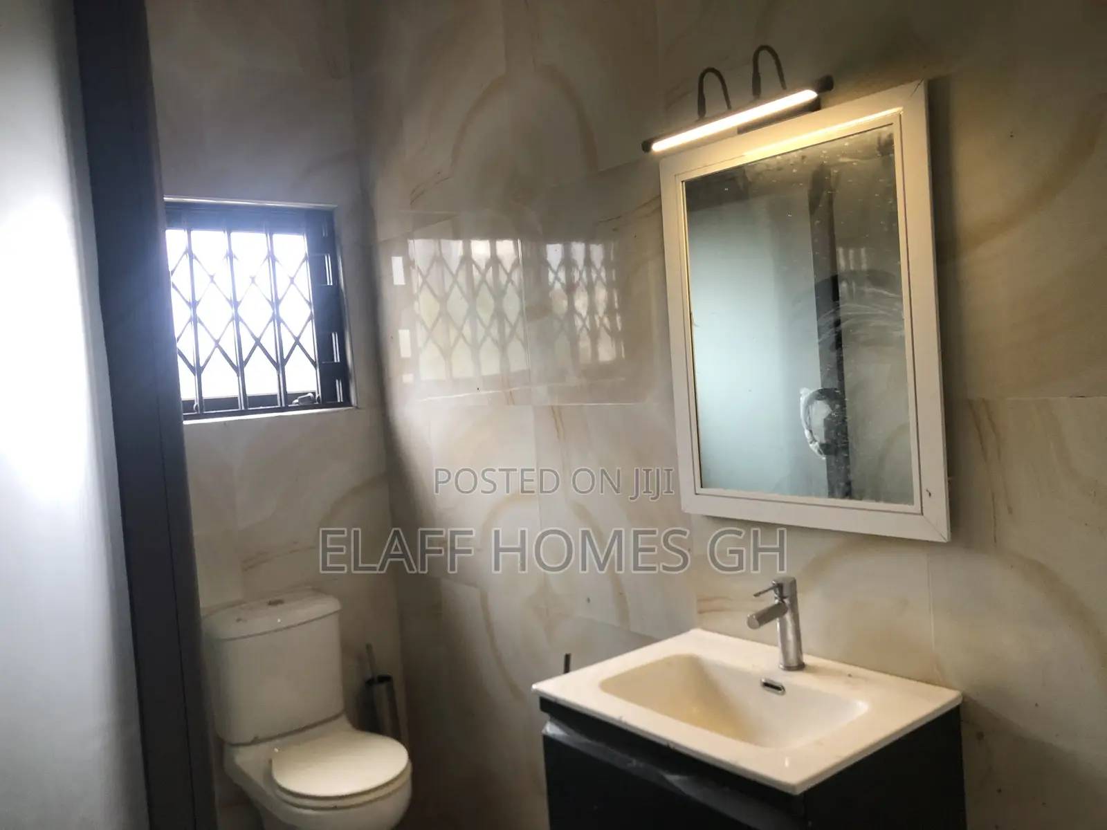 3bdrm Duplex in Elaffhomesgh, Coffee Shop Area for rent