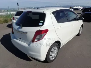 Toyota Vitz 2012 Off white
