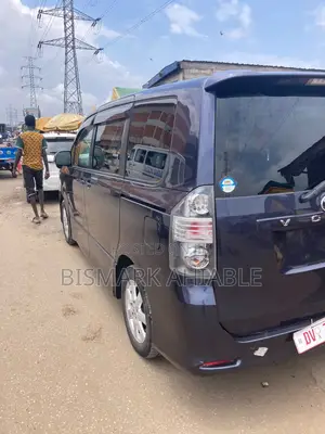 Toyota Voxy V 2WD 8-Seater 2010 Blue