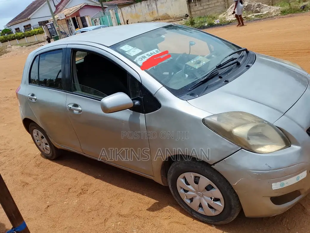 Toyota Vitz 2010 Gray