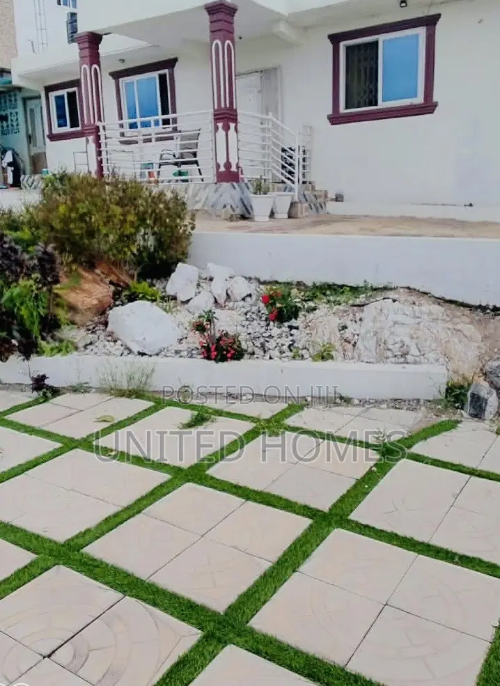 3bdrm House in West Hills Mall Area for sale