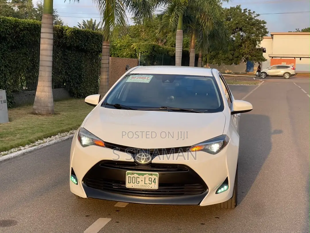 Toyota Corolla LE 4dr Sedan (1.8L 4cyl CVT) 2017 White