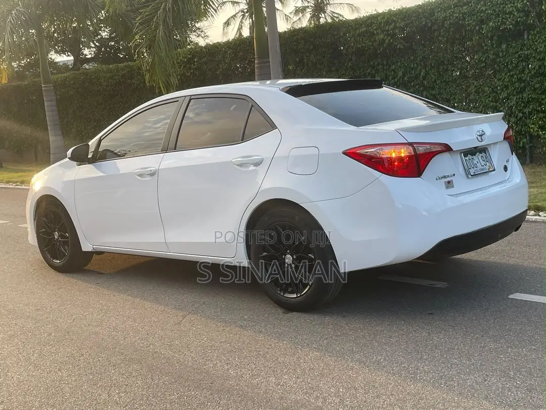 Toyota Corolla LE 4dr Sedan (1.8L 4cyl CVT) 2017 White