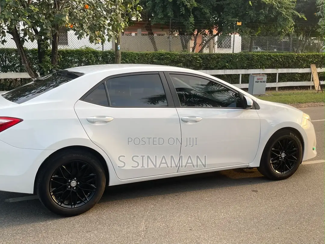 Toyota Corolla LE 4dr Sedan (1.8L 4cyl CVT) 2017 White