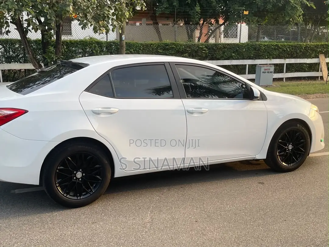 Toyota Corolla LE 4dr Sedan (1.8L 4cyl CVT) 2017 White