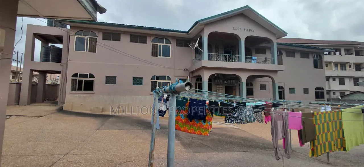 Hoste 4sale 22rooms Tech Ayeduase