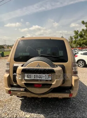 Mitsubishi Pajero IO 2013 Gold