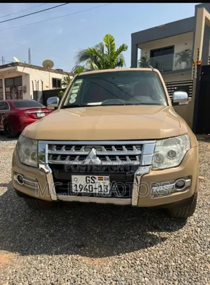 Mitsubishi Pajero IO 2013 Gold