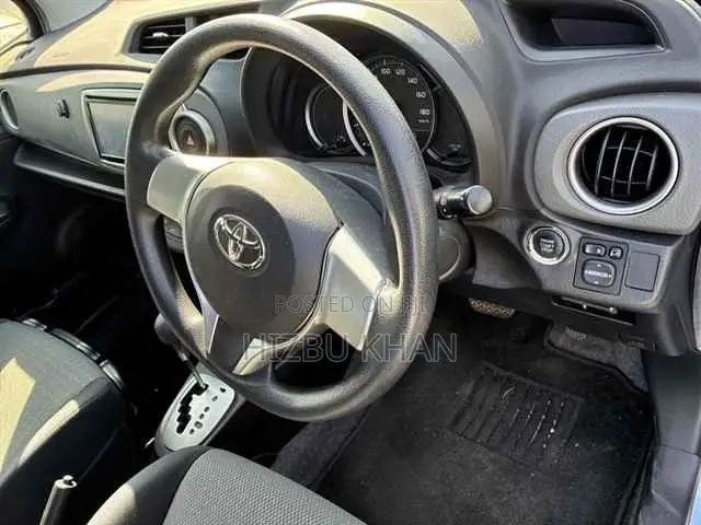 Toyota Vitz 1.3 FWD 5dr 2013 Blue