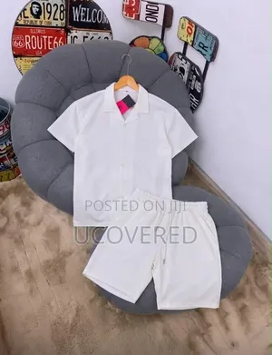 Casual Men's Short-Sleeve Button-Up Shirt and Drawstring Shorts