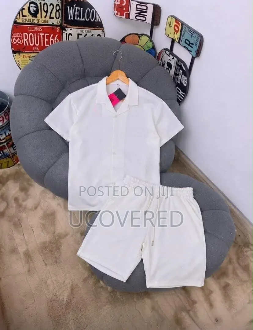 Casual Men's Short-Sleeve Button-Up Shirt and Drawstring Shorts