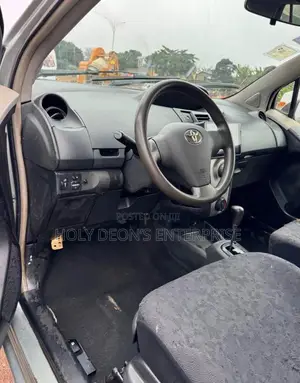 Toyota Vitz 1.3 FWD 5dr 2010 Silver