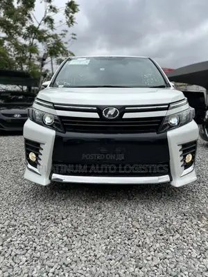 Toyota Voxy V 4WD 8-Seater 2016 White