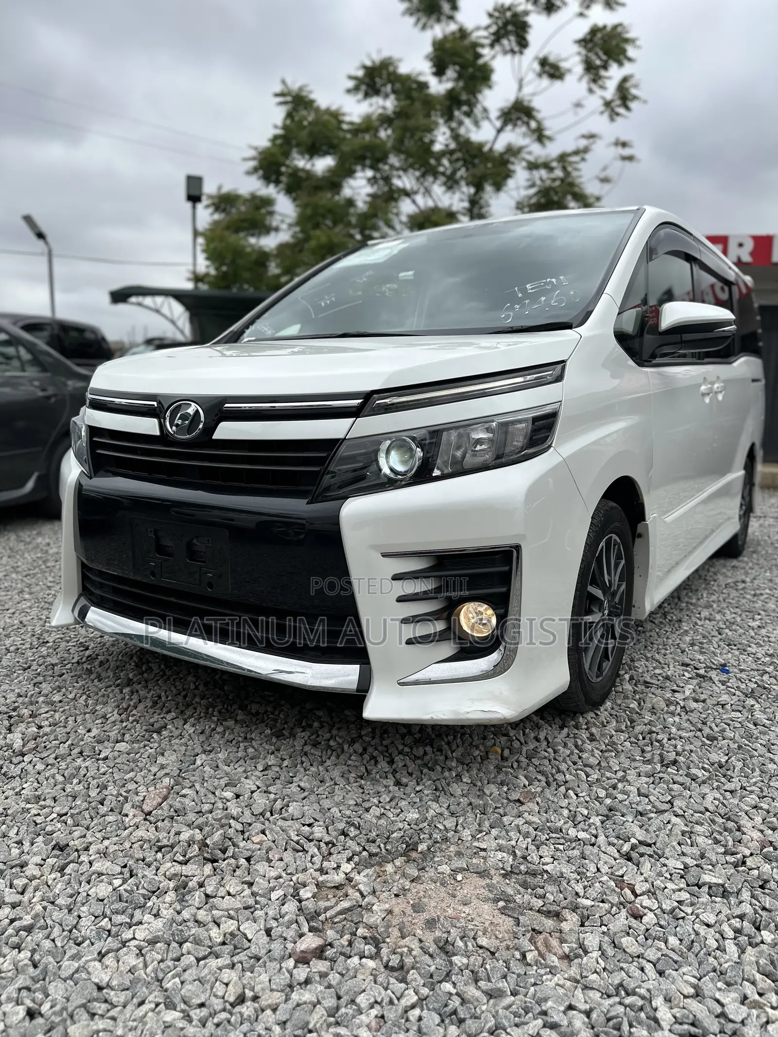 Toyota Voxy V 4WD 8-Seater 2016 White
