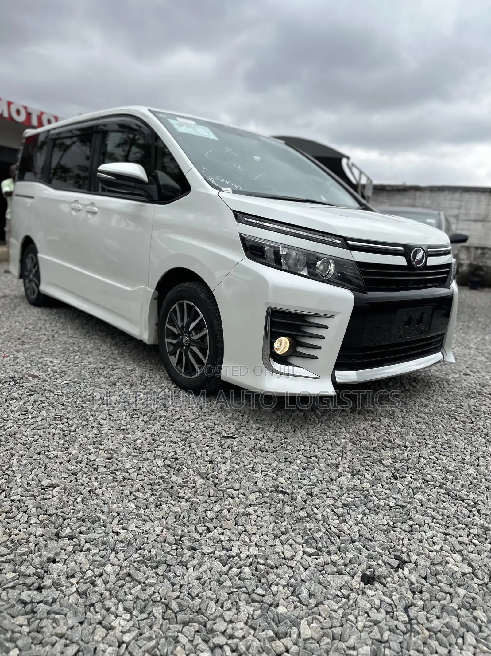 Toyota Voxy V 4WD 8-Seater 2016 White