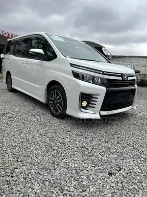 Toyota Voxy V 4WD 8-Seater 2016 White