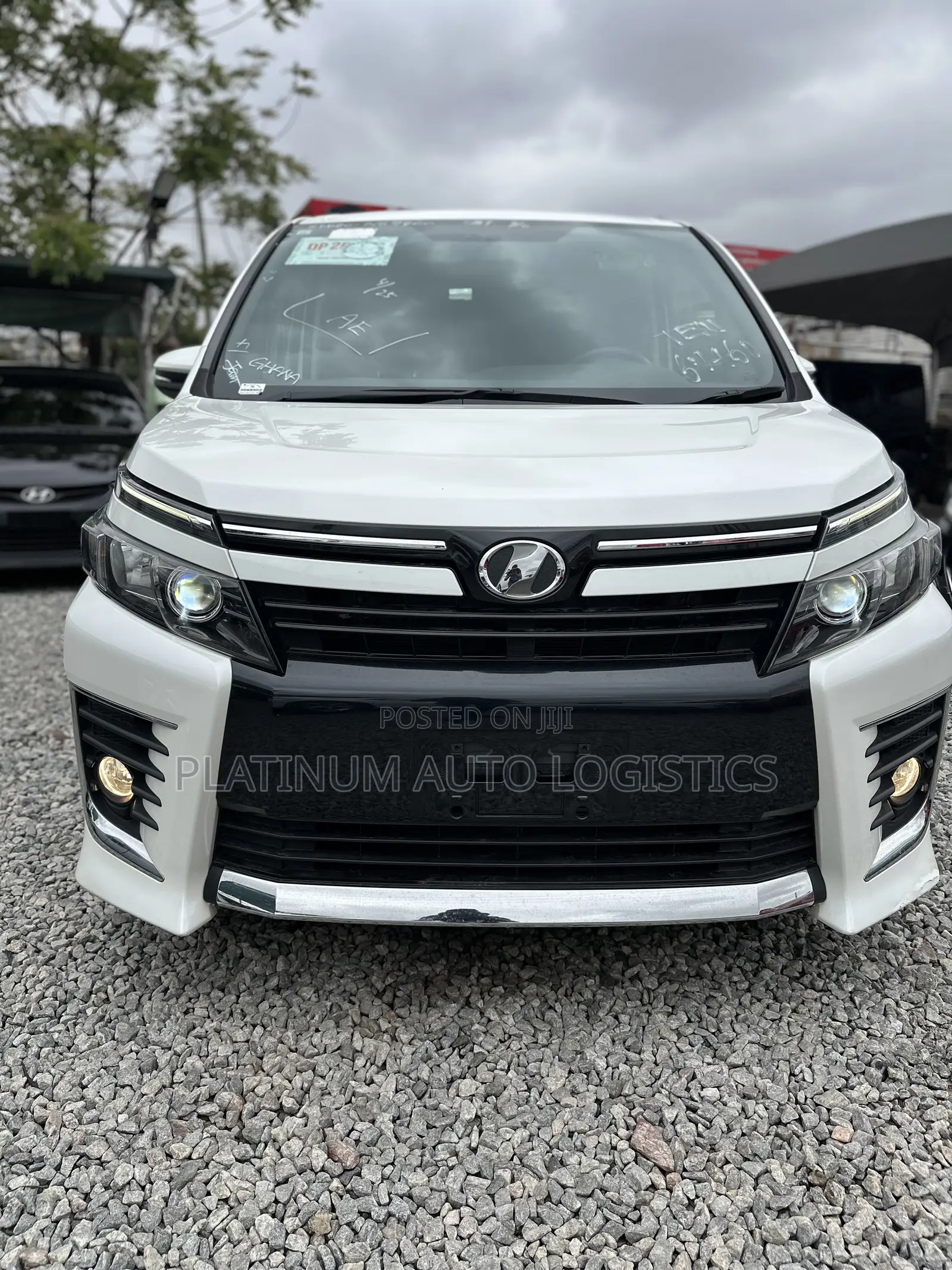 Toyota Voxy V 4WD 8-Seater 2016 White