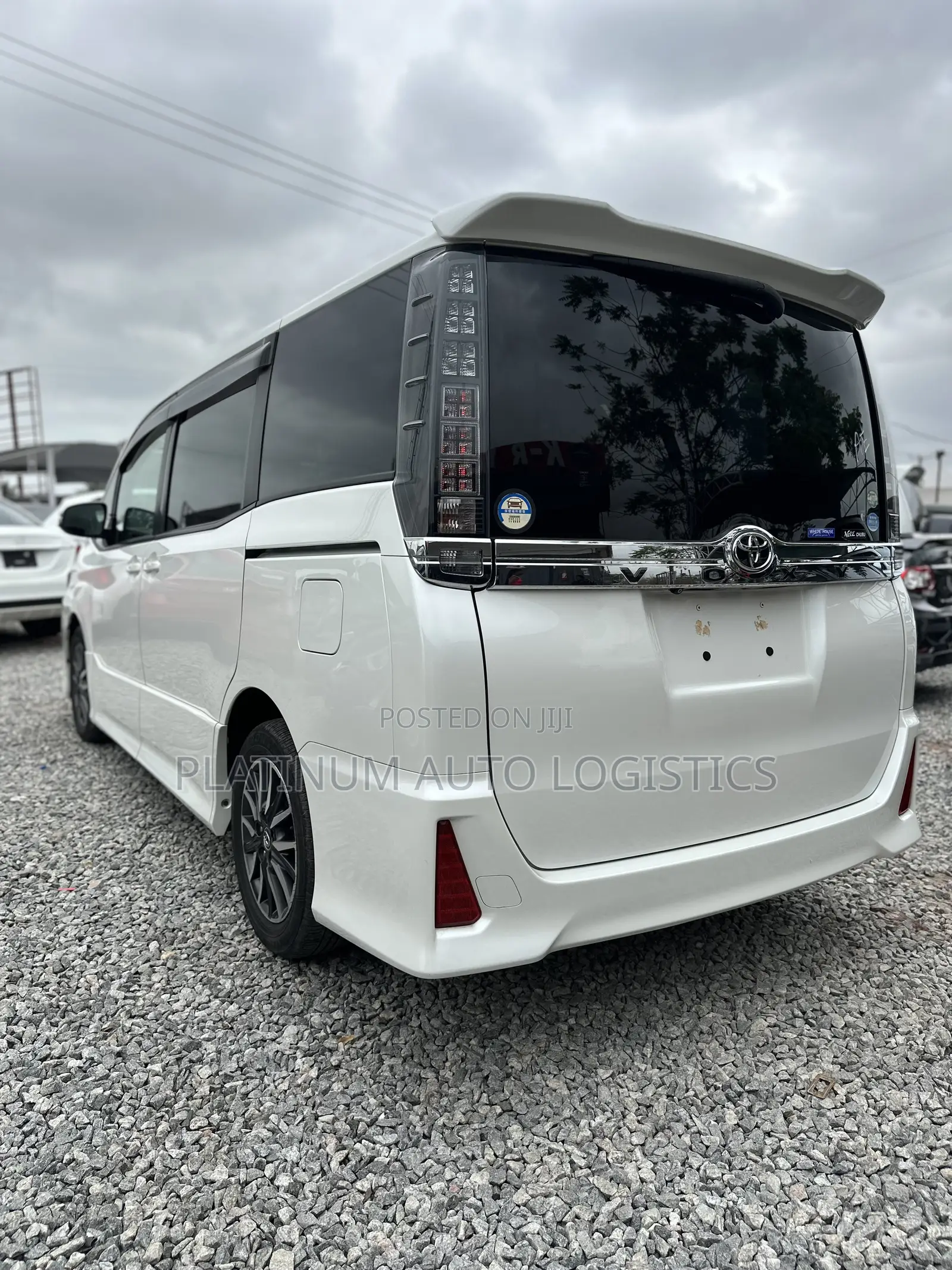 Toyota Voxy V 4WD 8-Seater 2016 White