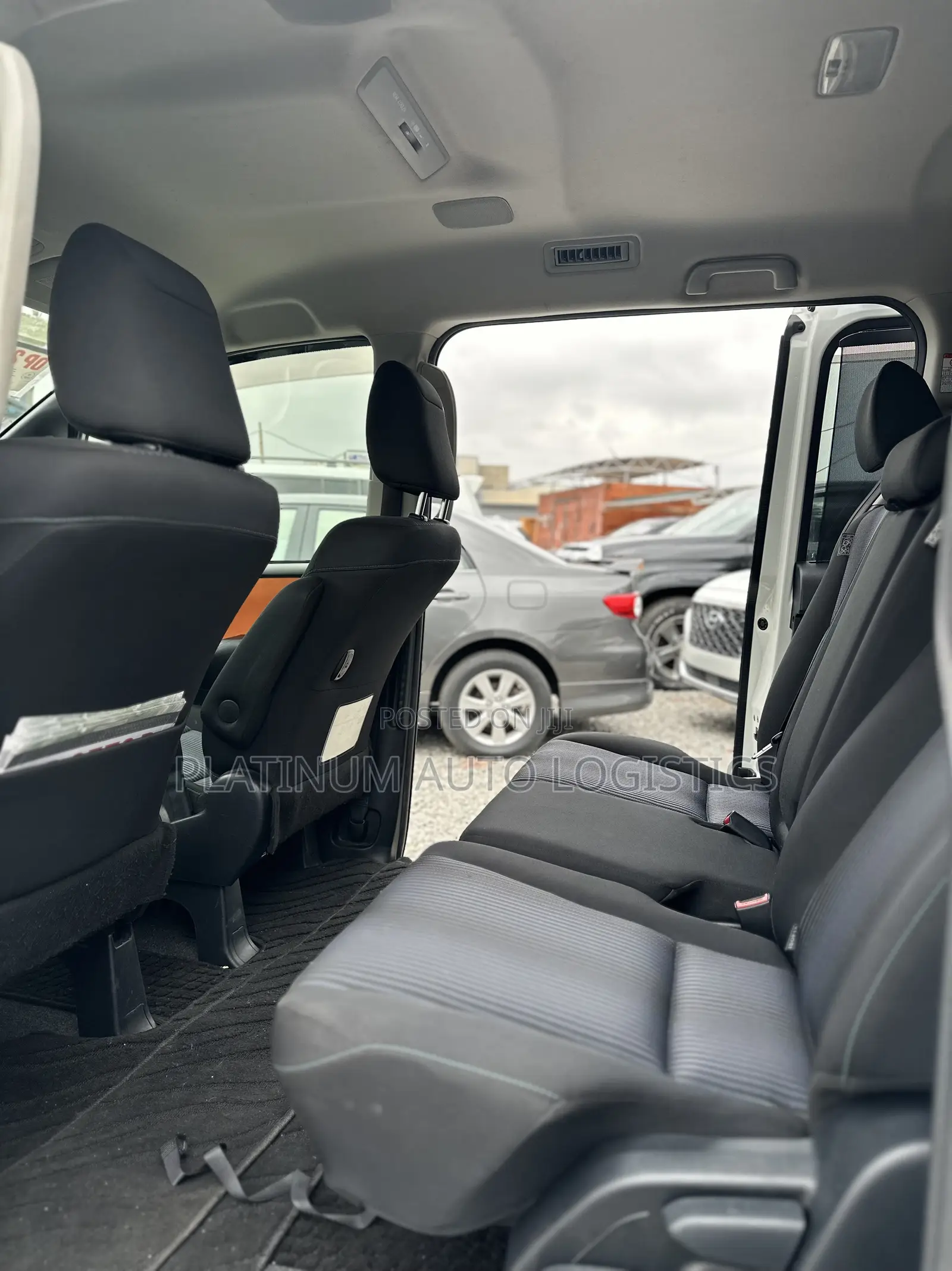 Toyota Voxy V 4WD 8-Seater 2016 White