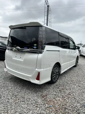 Toyota Voxy V 4WD 8-Seater 2016 White
