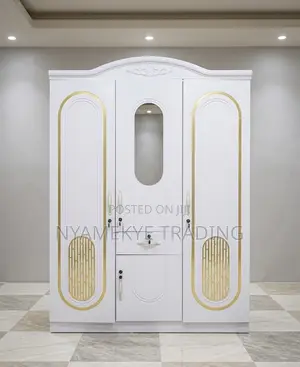 Modern 3-Door Wardrobe With Mirror