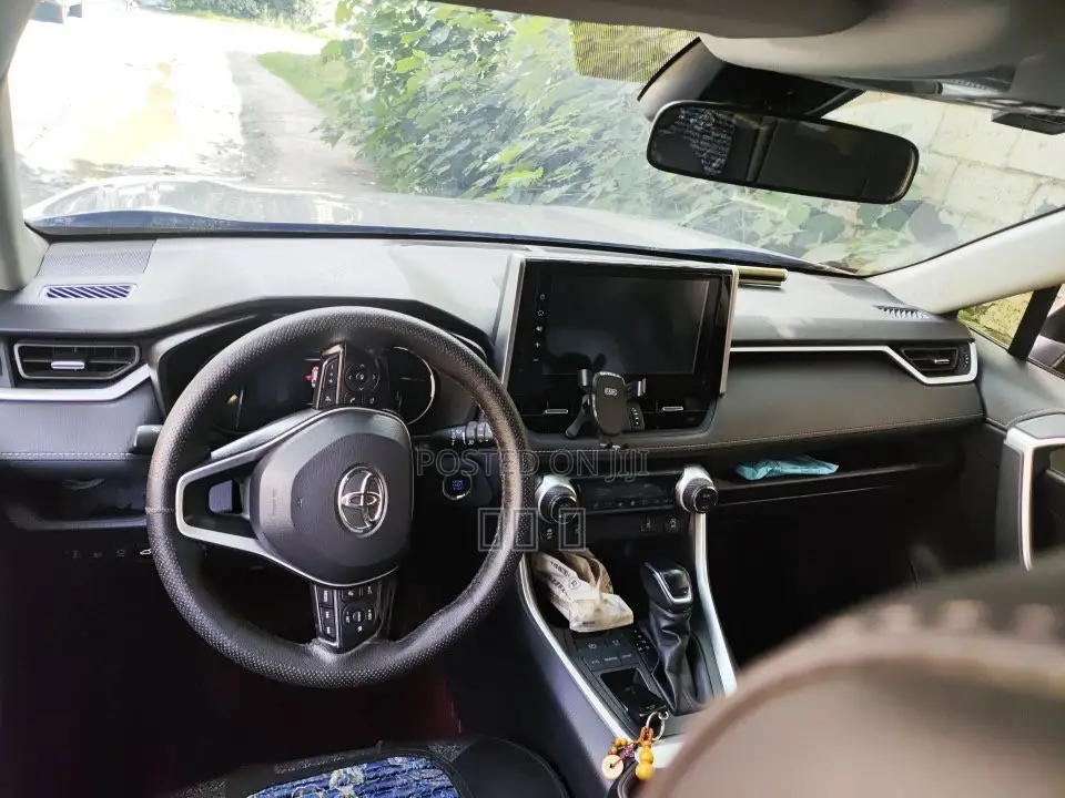 Toyota RAV4 XLE 2021 Silver