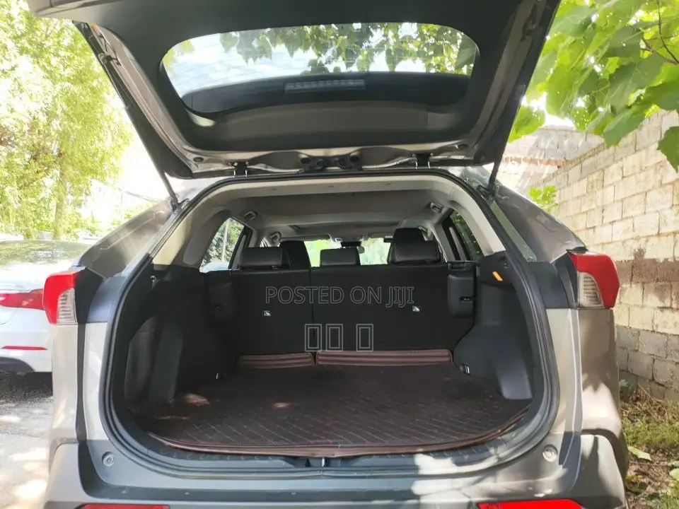 Toyota RAV4 XLE 2021 Silver