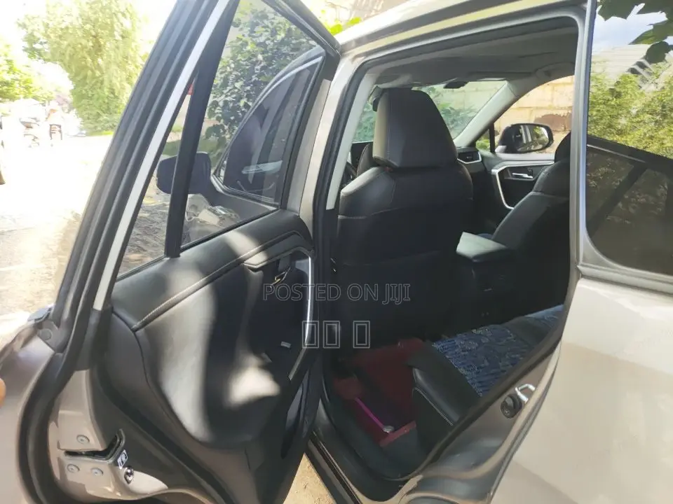 Toyota RAV4 XLE 2021 Silver