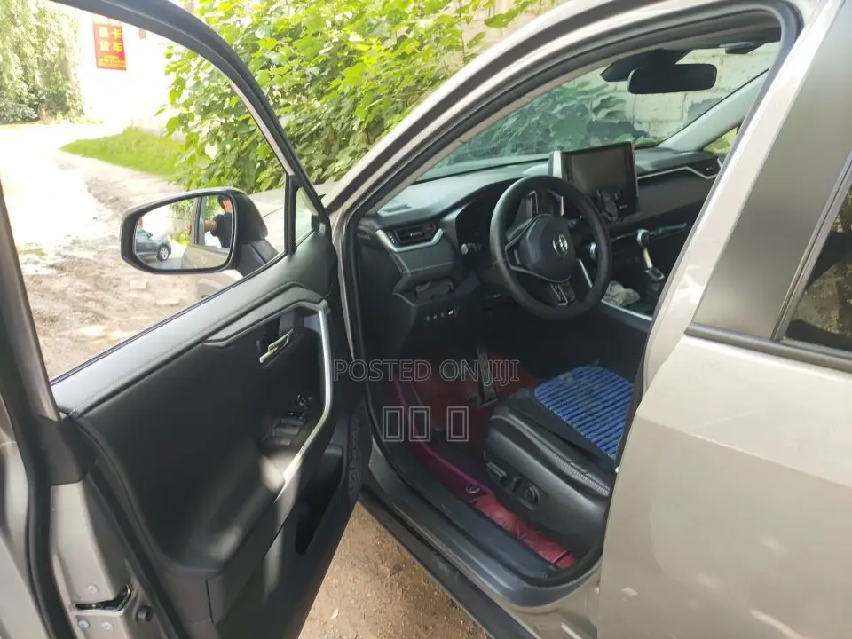 Toyota RAV4 XLE 2021 Silver
