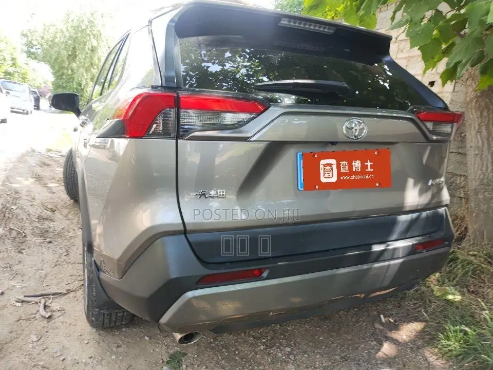 Toyota RAV4 XLE 2021 Silver