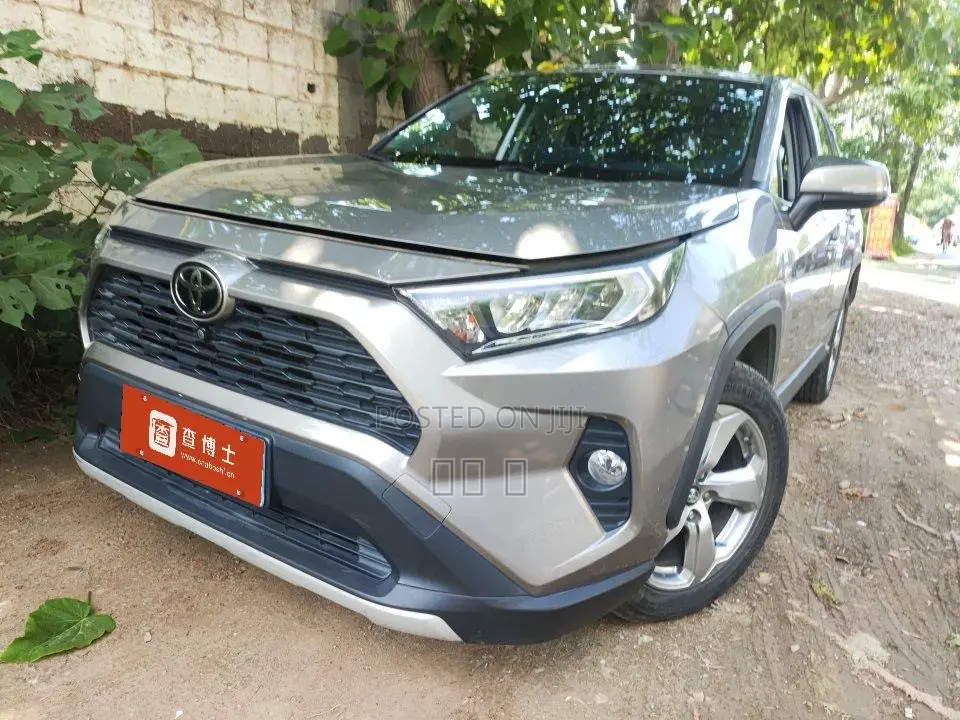 Toyota RAV4 XLE 2021 Silver