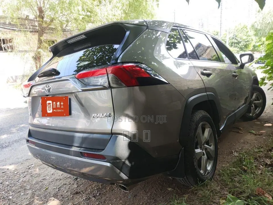 Toyota RAV4 XLE 2021 Silver