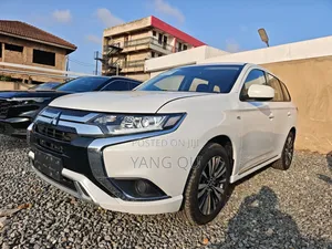 Mitsubishi Outlander 2021 White