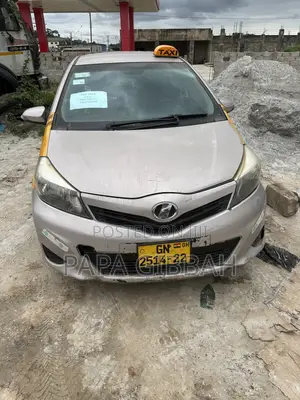 Toyota Vitz 2012 Silver