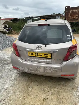 Toyota Vitz 2012 Silver