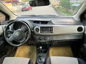 Toyota Vitz 2012 Silver
