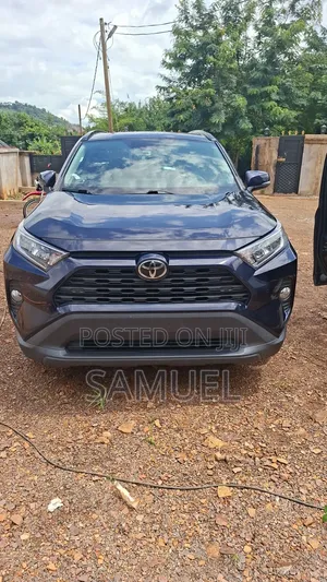 Toyota RAV4 XLE Premium 2021 Blue