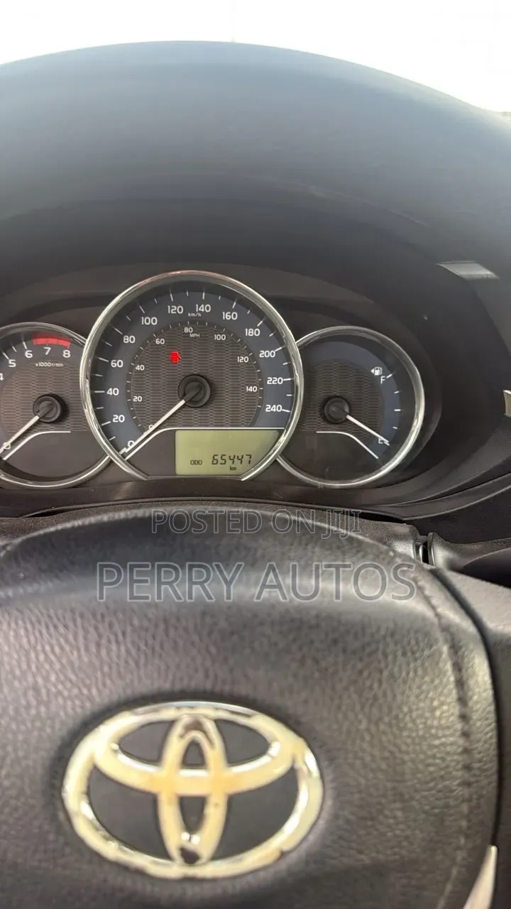 Toyota Corolla LE 4dr Sedan (1.8L 4cyl CVT) 2014 White