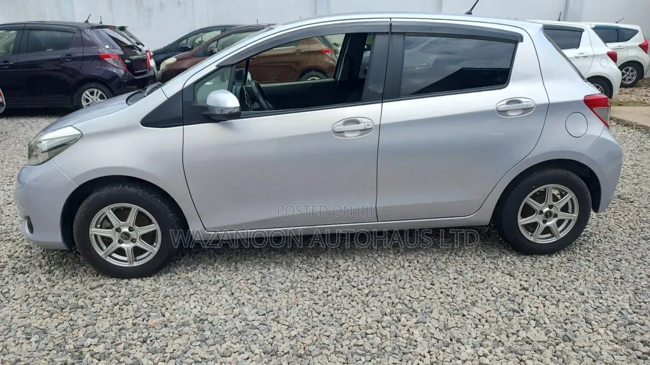 Toyota Vitz 1.5 FWD 3dr 2012 Silver