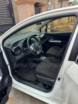 Toyota Vitz 1.3 FWD 5dr 2015 White