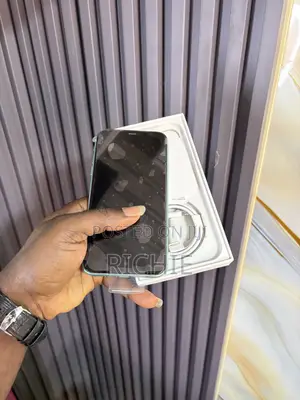 New Apple iPhone 11 64 GB Green