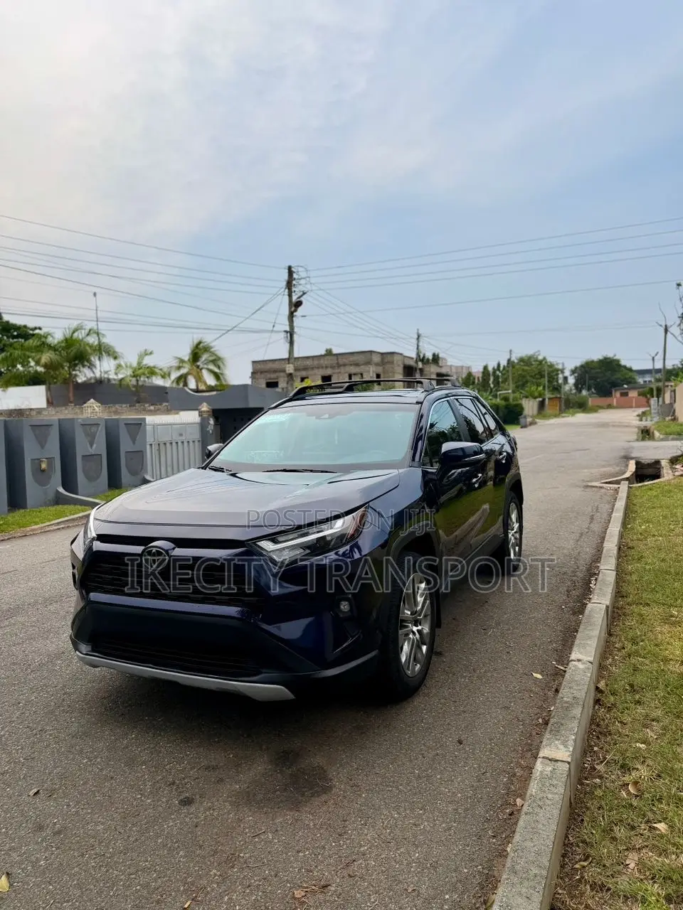 Toyota RAV4 XLE Premium AWD 2023 Blue