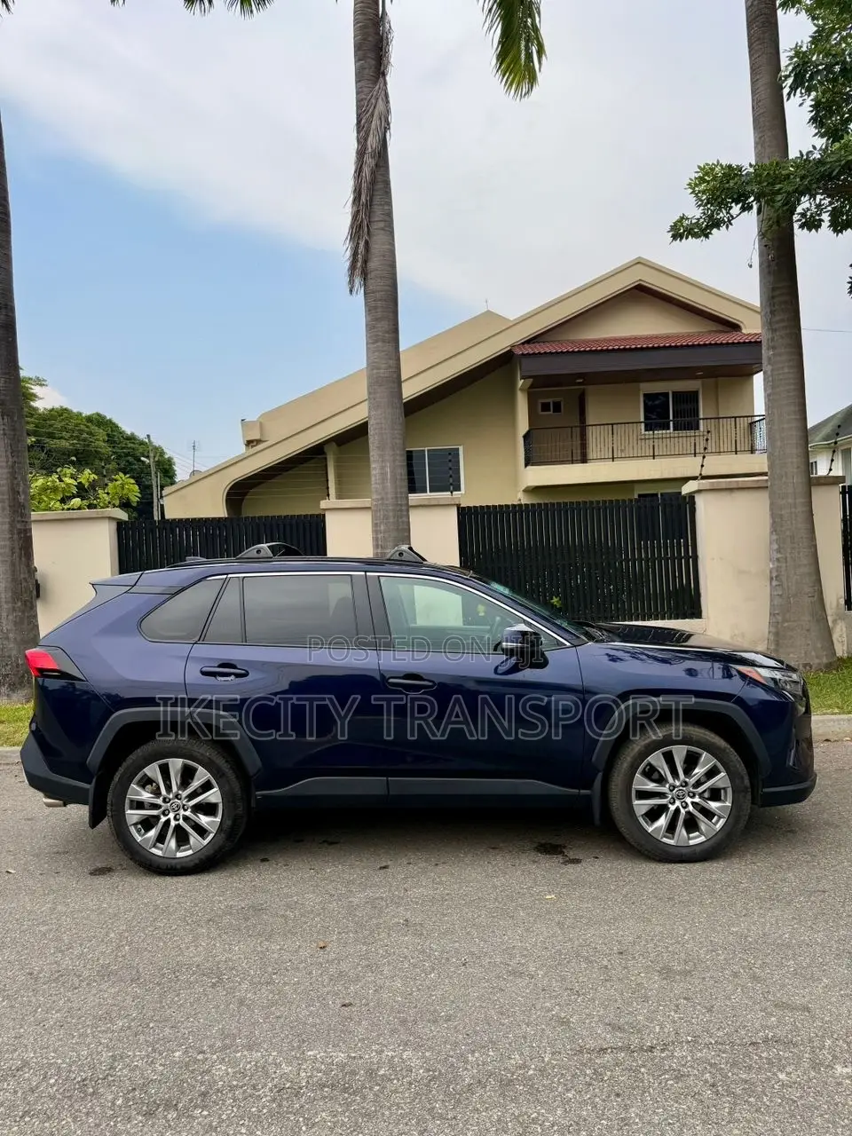 Toyota RAV4 XLE Premium AWD 2023 Blue
