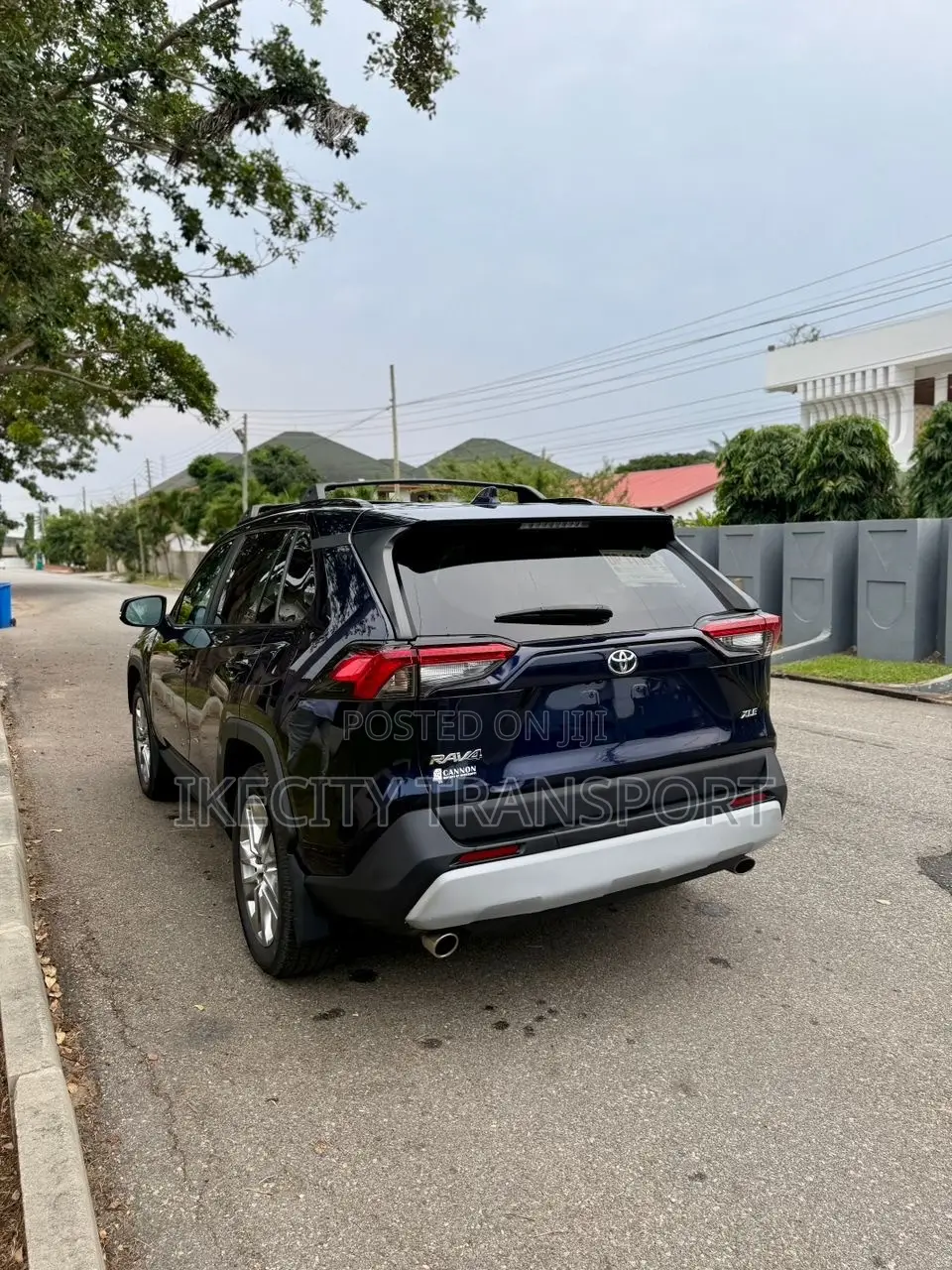 Toyota RAV4 XLE Premium AWD 2023 Blue