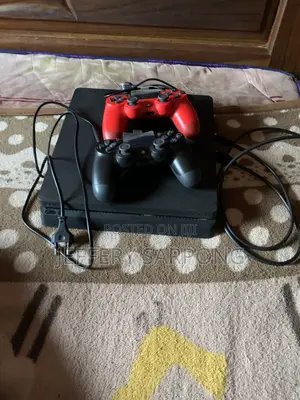 Play Station 4 Slim