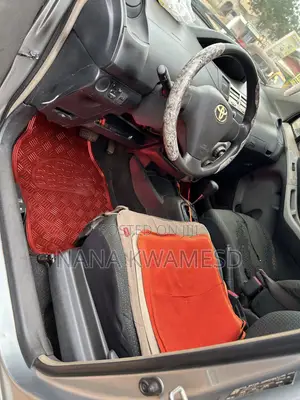 Toyota Vitz 1.3 FWD 5dr 2011 Gray